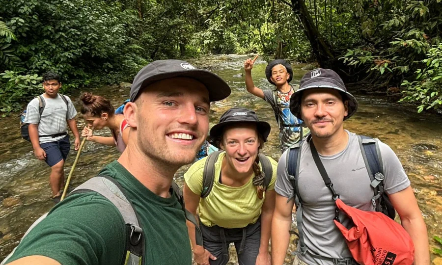 Orangutan Bukit Lawang sungai